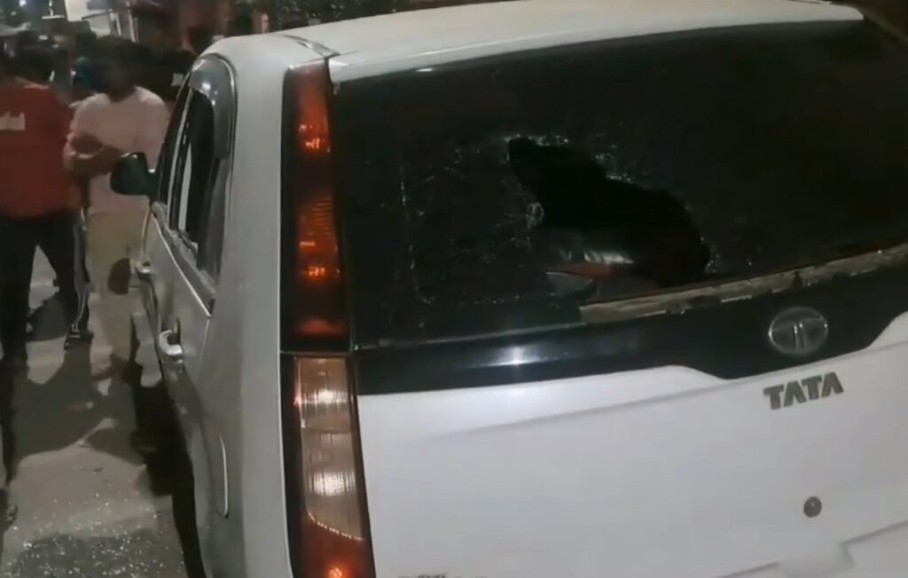 mahatma-phule-chauk-vehicle-vandalism