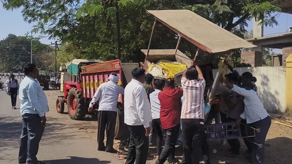 Jalgaon : जळगावात अतिक्रमणाविरोधात महापालिकेची जबरदस्त कारवाई
