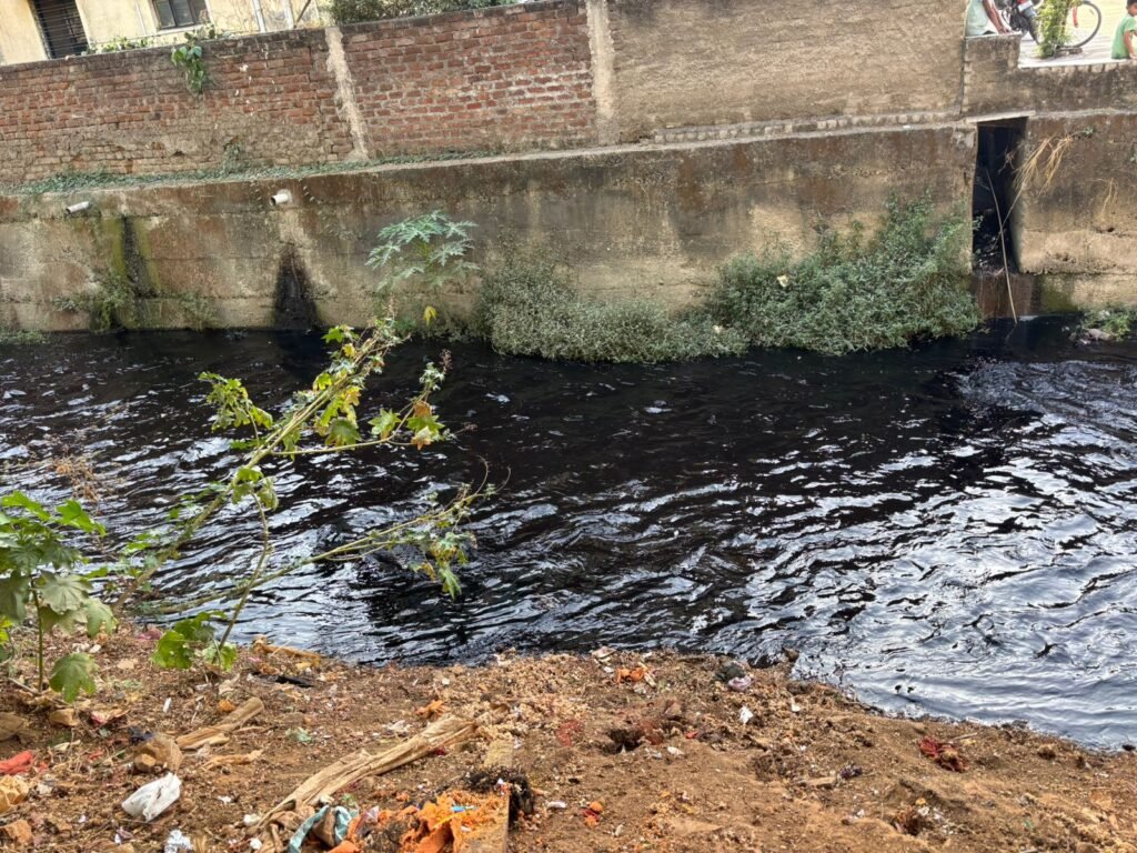 Jalgaon : जळगाव शहरात नाल्यात रासायनिक पाणी; नागरिकांमध्ये संताप व चिंता