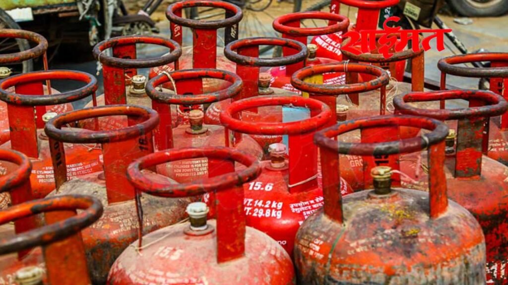 Illegal Gas Cylinders Seized : इंद्रप्रस्थ नगरात अवैध गॅस साठ्यावर पोलिसांची कारवाई; २१ सिलिंडर जप्त