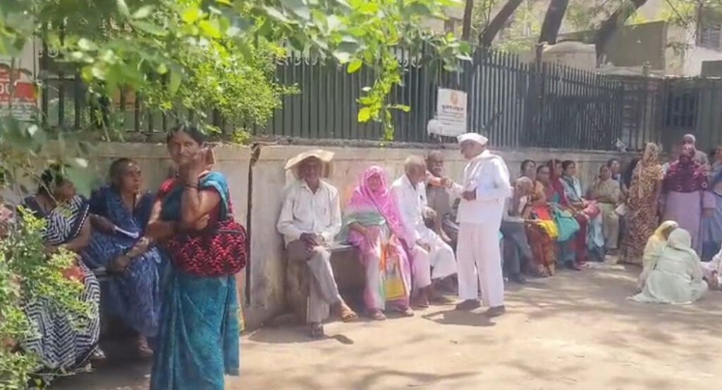 Jalgaon : जळगाव बस स्थानकात एनसीएमसी मशीन बंद; ज्येष्ठ नागरिकांचे हाल