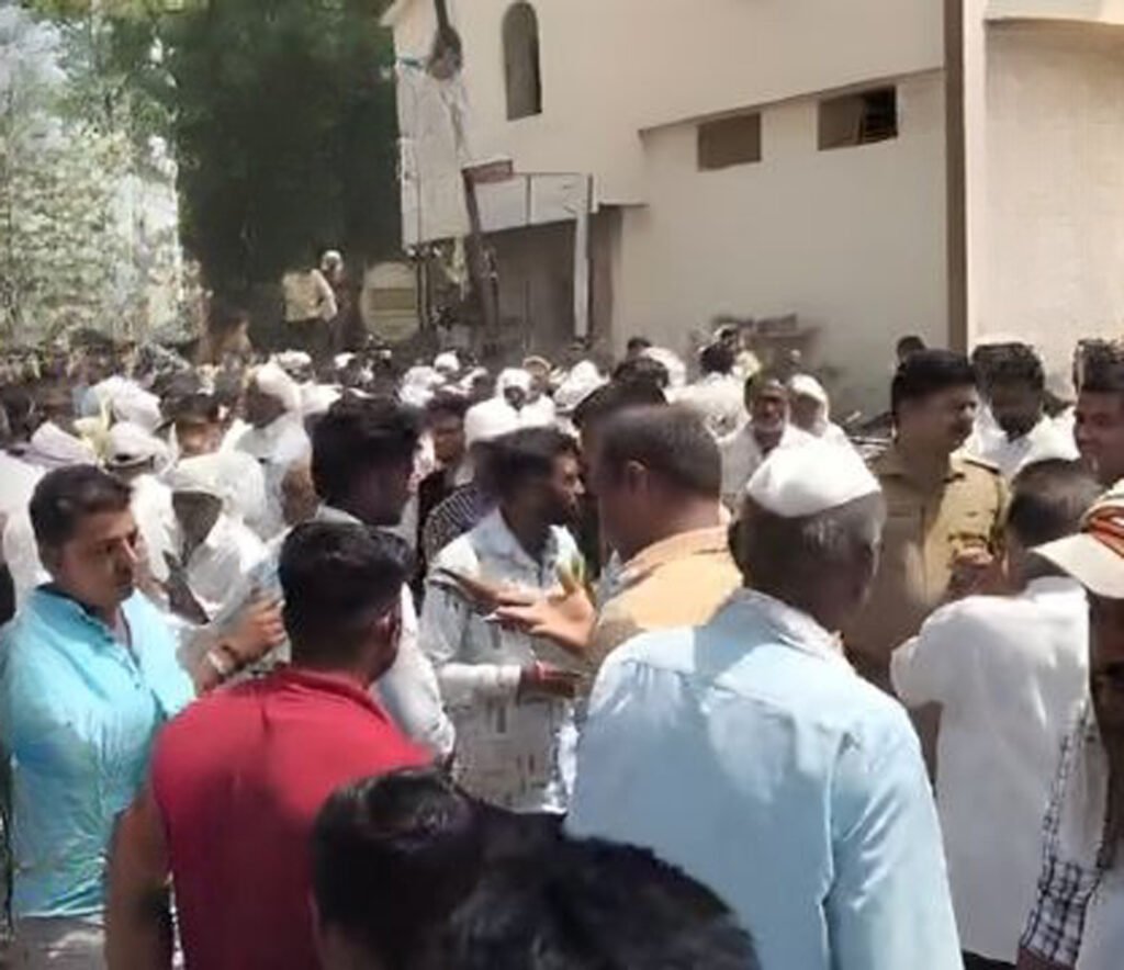 Bhadgaon : भडगावात अफवेमुळे शेतकऱ्यांची मोठी गर्दी टोकनसाठी लांबच लांब रांगा