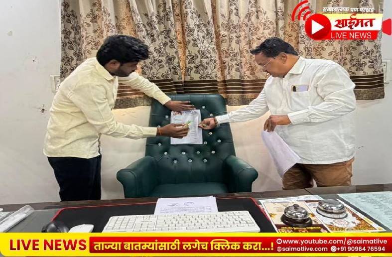 लोकनियुक्त नगराध्यक्ष भेटत नसल्याने खुर्चीलाच चिटकवले निवेदन; अमळनेर नगरपरिषदेत राष्ट्रवादी युवक काँग्रेसचे अनोखे आंदोलन!